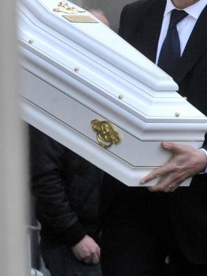 Funerali di un bimbo di 20 mesi senza genitori: "Nessuno ci ha avvisati"
