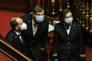 Calzini, collant e cravatte: bando da 1milione di euro per rifare l'outfit dei commessi in Senato