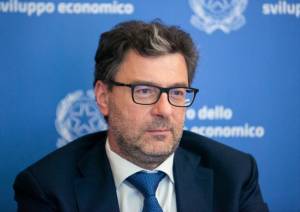 Giorgetti in Aula parla di bollette ma i deputati lo lasciano solo