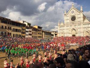 I nuovi “gladiatori” giocano al calcio storico