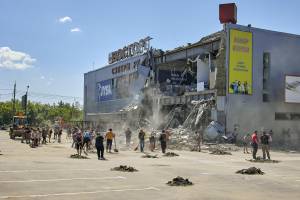 Putin e il Donbass. "Domani la vittoria". Bombe sulle scuole. Colpiti gli ospedali