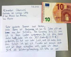 Bimbo ruba un ovetto kinder. Poi scrive una lettera: "Chiedo scusa"