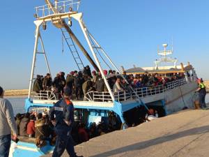 Coste italiane assediate: oltre 800 migranti arrivati in poche ore