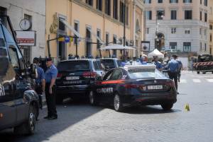 Albanese forza posto di blocco vicino al Vaticano