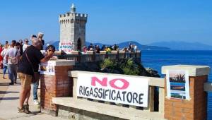 Il rigassificatore torna in alto mare