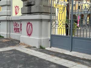 Scritte No vax all’esterno dell’ospedale Spallanzani di Roma: "I vaccini uccidono"