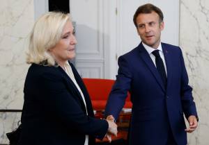 Macron ora riabilita Le Pen: cosa succede dopo il voto