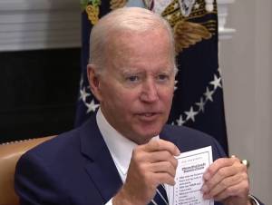 "Devi prendere posto e salutare...". Lo strano promemoria di Joe Biden che imbarazza il presidente