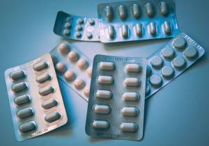Omicron 5, è caccia all'ibuprofene: le scorte stanno finendo