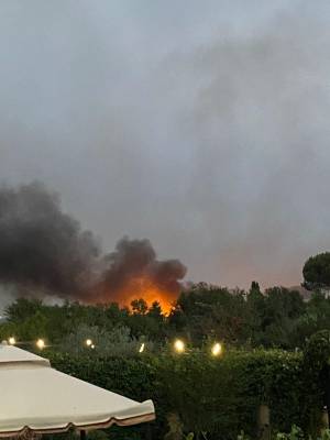 Roma assediata dai roghi. Terrore al centro estivo. A Ciampino scalo chiuso