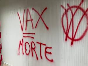 Una delle frasi no vax apparse all'esterno dell'ospedale di Prato