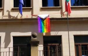 "Roba da MinCulPop". Bufera sulla bandiera arcobaleno in municipio