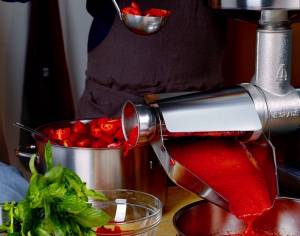 Strapassata, torna la sfida della passata di pomodoro fatta in casa