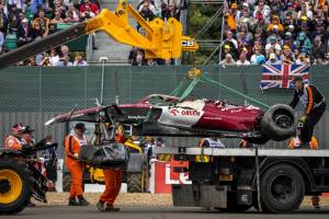 Brutto incidente alla partenza a Silverstone: grande paura per Zhou