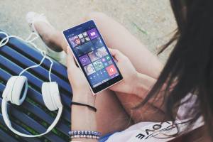 "Niente tablet e smartphone". E la mamma finisce ai servizi sociali