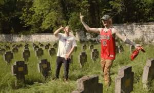 Cantano e ballano nel cimitero di guerra: rapper travolti dalle polemiche