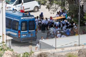 È caos migranti a Lampedusa: hotspot da 350 e sono in 1.600 "Come in Libia"