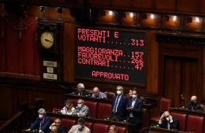 Strappo dei 5 Stelle: non votano in Aula il decreto Aiuti. Sarà rebus in Senato. E Draghi sale al Colle