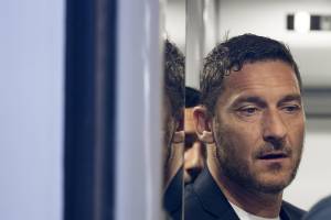 "Non è solo un flirt". Ora Noemi vuole uscire allo scoperto con Totti