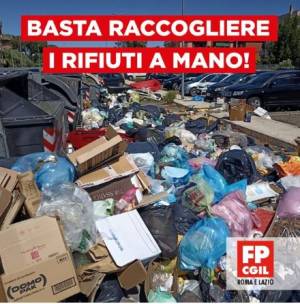 I lavoratori Ama: “Basta raccogliere i rifiuti con le mani”