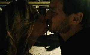 Totti insieme a Noemi sui social? La foto del bacio che creato il caos