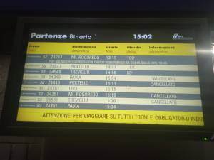 "Gli impianti col caldo si bloccano". E Trenord cancella i treni: disagi da record