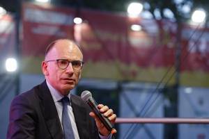 "Come i testimoni di Geova". Pioggia di ironie sulla campagna "porta a porta" di Letta