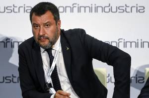 Agguato alla Lega: "Mosca chiedeva di ritirare i ministri". Smentita degli 007: senza fondamento