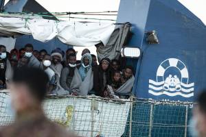 "Migranti in strutture volutamente disumane". L'ennesimo attacco della Ong contro l'Italia