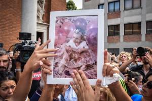 "Non ti abbiamo abbandonata". L'urlo della nonna ai funerali di Diana