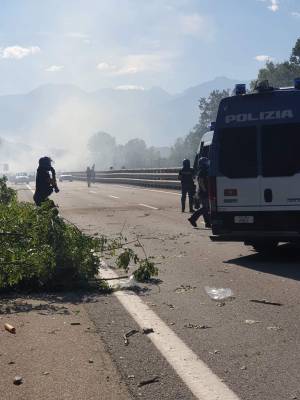 Sempre i soliti No Tav: sassi contro la polizia