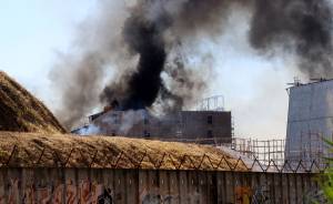 Incendio a Cinecittà, le fiamme minacciano la casa del Grande Fratello