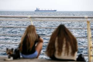 Partita la prima nave del grano: lo slalom tra mine per Istanbul. Ma il rischio è che resti l'unica