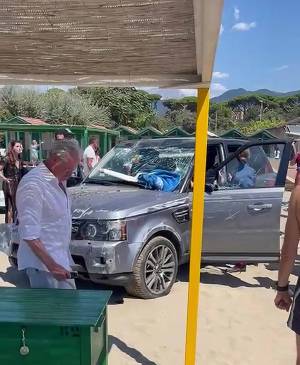 Suv fuori controllo sulla spiaggia: terrore a Forte dei Marmi