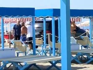 Forte dei Marmi, un altro Suv sulla spiaggia tra i bagnanti