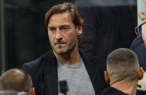 "Vuole proteggerla...". Totti e quel gesto per Noemi