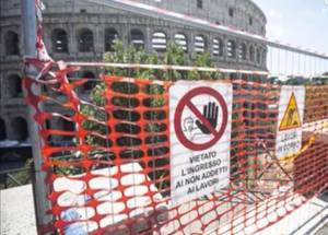 Colosseo, abbiamo un problema: cumuli di immondizia