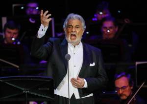 L'orchestra si rifiuta di alzarsi in piedi. Cosa è successo all'evento di Placido Domingo 