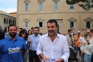 I sondaggi bocciano la Lega e Salvini si smarca. Critica le sanzioni alla Russia e anche Draghi