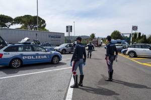 Una volante della polizia stradale (foto di repertorio)