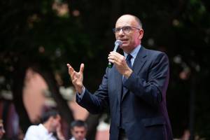 Letta sfrutta il Colle: "Il centrodestra caccerà Mattarella". Calenda lo zittisce