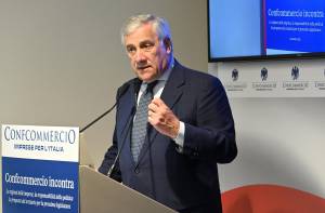 "Cambiare Costituzione a maggioranza non è nel nostro dna". La lezione di Tajani a Letta