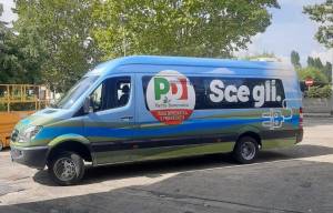 Il bus elettrico si scarica e lo lascia a piedi: flop della campagna ecologista di Letta