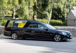 “Non è un’auto britannica”. Polemica sul carro funebre della Regina