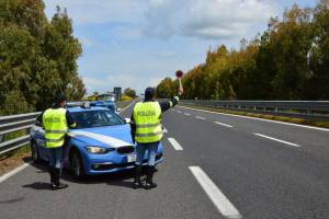 Una volante della polizia stradale (foto di repertorio)