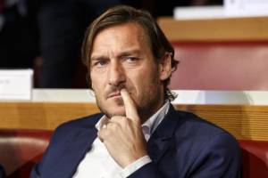 "Cimici e gps in auto". Totti accusa: polemica sugli investigatori