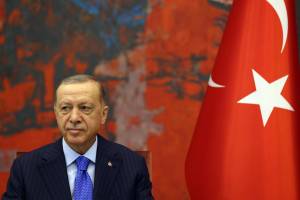 Stampa, promesse e opposizione imbrigliata: le mosse di Erdogan per restare in sella