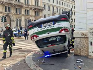 Violento scontro tra una Ferrari e un’auto della polizia locale