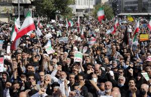 Caos Iran: proteste anti-velo e piazze fondamentaliste