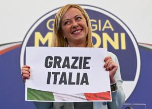 Il day after di Meloni. "Felice, ma è l'ora della responsabilità". Subito sul tavolo il caro bollette